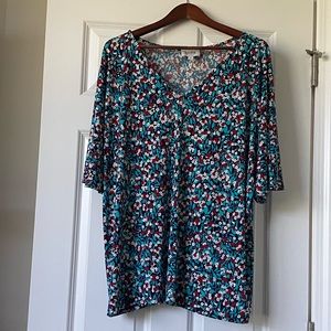 Floral short-sleeved top. Size 4x